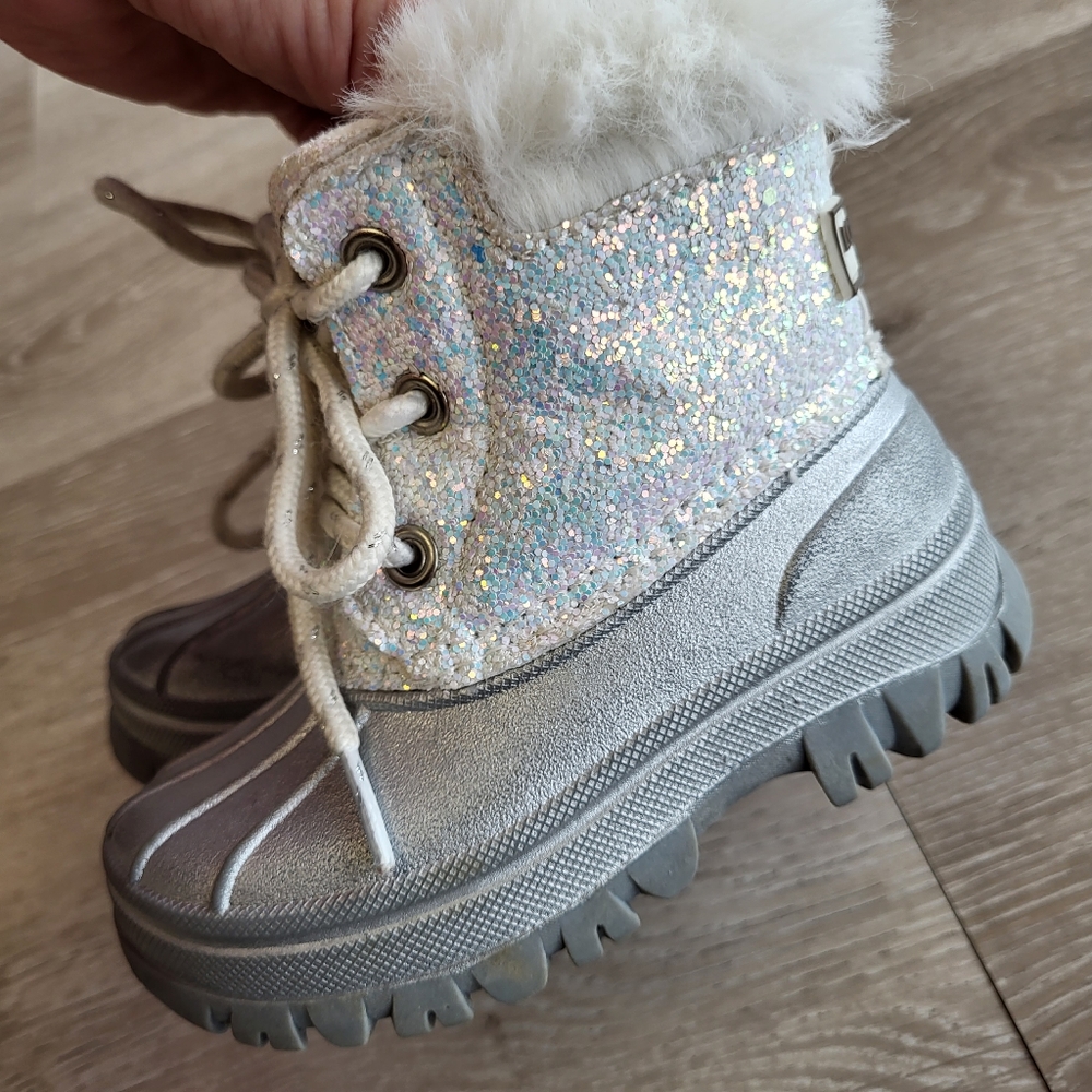 London Fog Girls sz 7 Snow Boots White Silver Gray snowboots Faux Fur